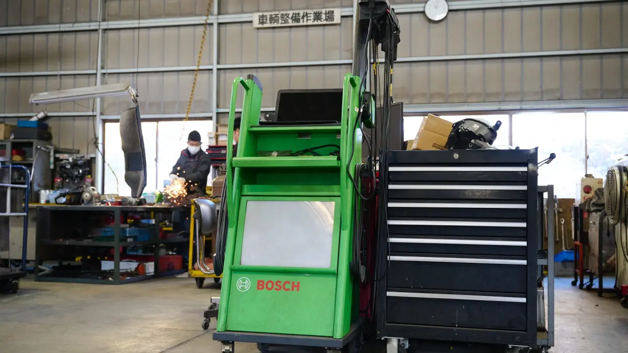 整備工場の作業台に置かれたボッシュ診断機と工具キャビネット